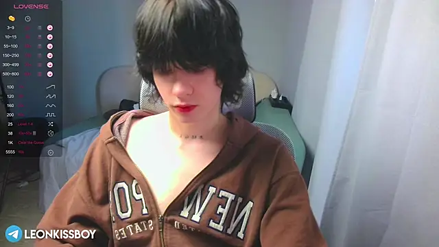 Snapshot of LeonBoykisser chatting on 03/15/26, 05:35 LeonBoykisser online show from 03/15/26, 05:35