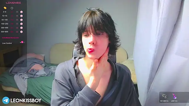 Snapshot of LeonBoykisser chatting on 03/20/26, 08:25 LeonBoykisser online show from 03/20/26, 08:25