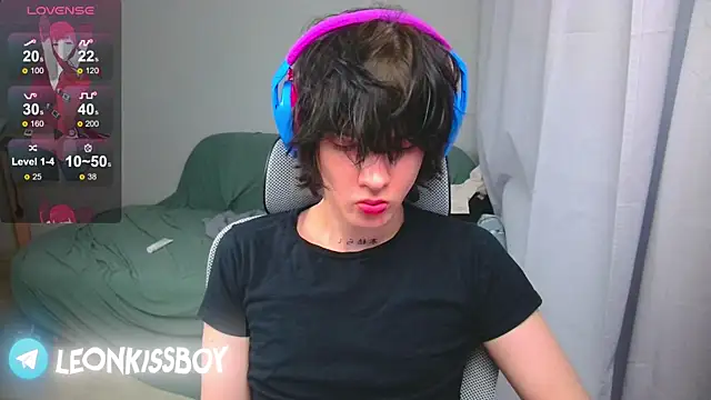 Snapshot of LeonBoykisser chatting on 04/15/26, 04:08 LeonBoykisser online show from 04/15/26, 04:08