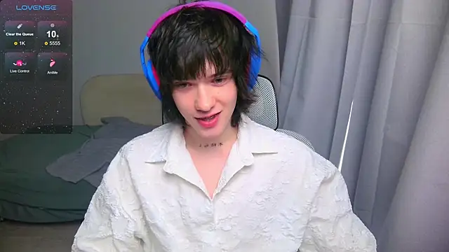Snapshot of LeonBoykisser chatting on 04/30/26, 02:18 LeonBoykisser online show from 04/30/26, 02:18
