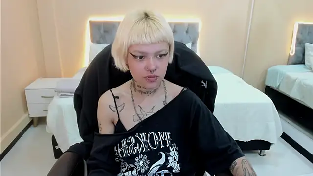 Snapshot of Bela_Craxkerr chatting on 04/17/26, 12:30 Bela Craxkerr online show from 04/17/26, 12:30
