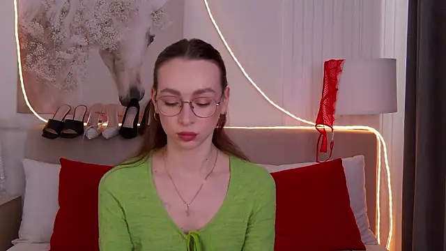 Snapshot of Emily_Simon chatting on 03/13/26, 05:03 Emily Simon online show from 03/13/26, 05:03