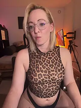 Snapshot of Lea-Kirsch chatting on 03/22/26, 07:39 Lea-Kirsch online show from 03/22/26, 07:39