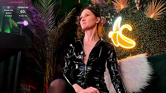 Snapshot of Fetish_Pamela chatting on 02/18/26, 10:33 Fetish Pamela online show from 02/18/26, 10:33