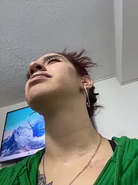 Snapshot of elodie_rouge chatting on 04/20/26, 11:35 elodie rouge online show from 04/20/26, 11:35