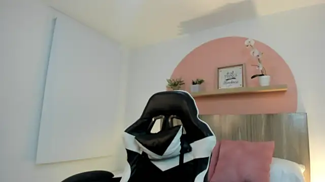 Snapshot of ivette_swan chatting on 05/25/26, 07:53 ivette swan online show from 05/25/26, 07:53