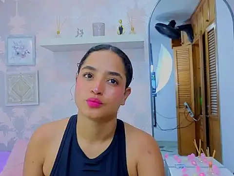Snapshot of Emma_Thompssonn chatting on 02/19/26, 12:01 Emma Thompssonn online show from 02/19/26, 12:01