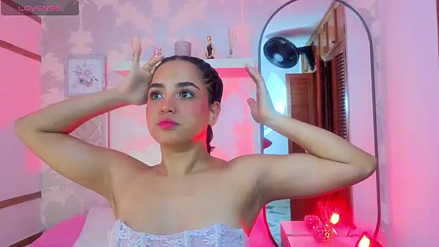 Snapshot of Emma_Thompssonn chatting on 04/18/26, 11:47 Emma Thompssonn online show from 04/18/26, 11:47