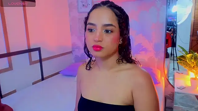 Snapshot of Emma_Thompssonn chatting on 04/20/26, 11:57 Emma Thompssonn online show from 04/20/26, 11:57