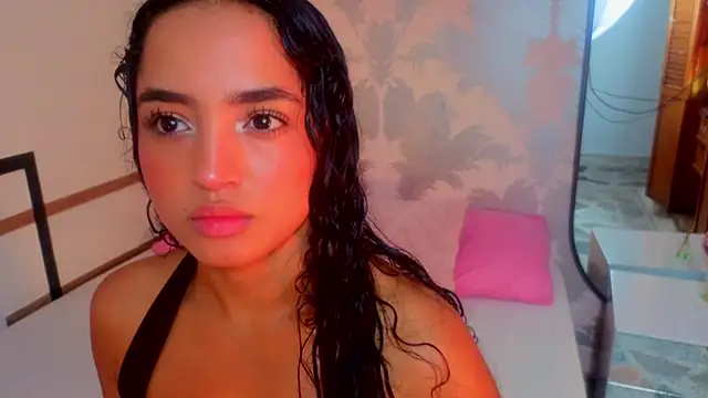 Snapshot of Emma_Thompssonn chatting on 05/18/26, 12:00 Emma Thompssonn online show from 05/18/26, 12:00