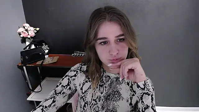 Snapshot of Sunny_siren chatting on 03/05/26, 01:18 Sunny siren online show from 03/05/26, 01:18
