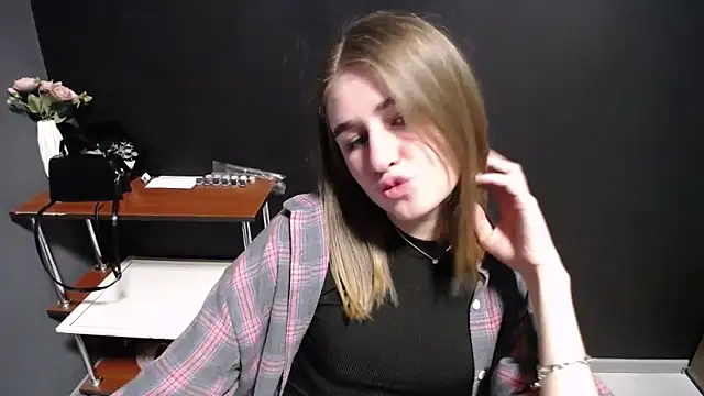 Snapshot of Sunny_siren chatting on 03/16/26, 01:37 Sunny siren online show from 03/16/26, 01:37