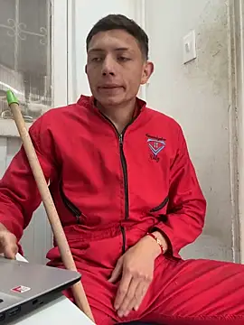 Snapshot of santiObrero chatting on 03/18/26, 05:38 santiObrero online show from 03/18/26, 05:38