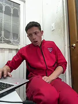 Snapshot of santiObrero chatting on 04/01/26, 08:28 santiObrero online show from 04/01/26, 08:28