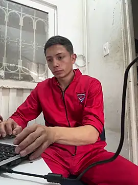 Snapshot of santiObrero chatting on 04/15/26, 03:41 santiObrero online show from 04/15/26, 03:41