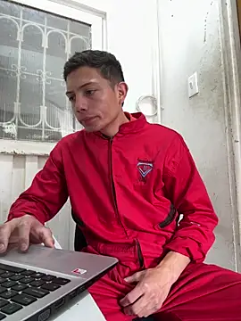 Snapshot of santiObrero chatting on 04/18/26, 03:05 santiObrero online show from 04/18/26, 03:05