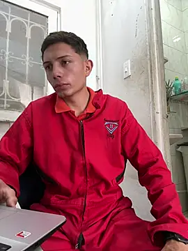 Snapshot of santiObrero chatting on 06/01/26, 05:03 santiObrero online show from 06/01/26, 05:03