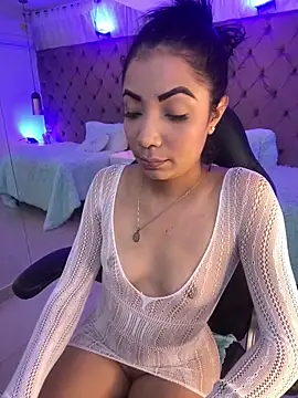 Snapshot of Auri__ chatting on 04/01/26, 07:44 Auri online show from 04/01/26, 07:44