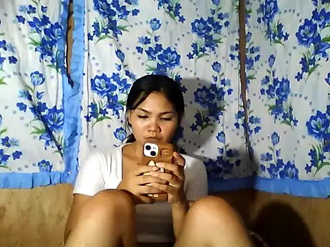 Snapshot of PinaySkinnyJust18 chatting on 04/13/26, 12:43 PinaySkinnyJust18 online show from 04/13/26, 12:43