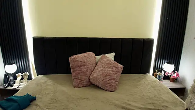 Snapshot of IvonneRoss_ chatting on 03/19/26, 12:20 IvonneRoss online show from 03/19/26, 12:20