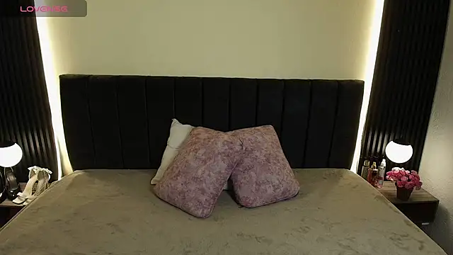 Snapshot of IvonneRoss_ chatting on 03/26/26, 12:11 IvonneRoss online show from 03/26/26, 12:11