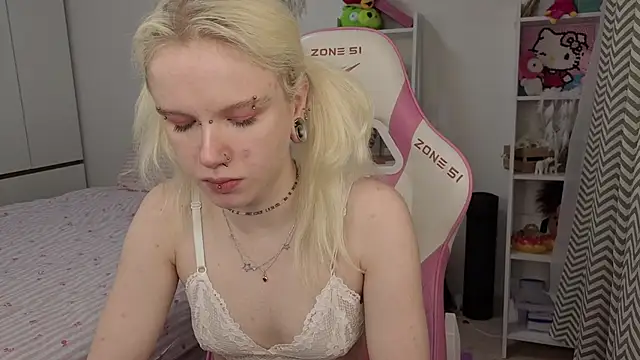 Snapshot of Mia_WaterFall chatting on 03/07/26, 03:14 Mia WaterFall online show from 03/07/26, 03:14