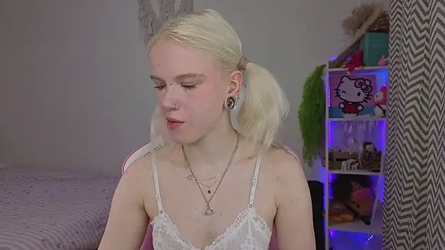 Snapshot of Mia_WaterFall chatting on 04/15/26, 03:13 Mia WaterFall online show from 04/15/26, 03:13