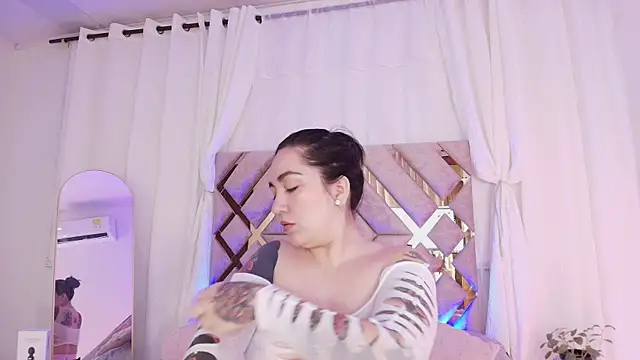 Snapshot of KathiaJenner chatting on 05/18/26, 11:38 KathiaJenner online show from 05/18/26, 11:38
