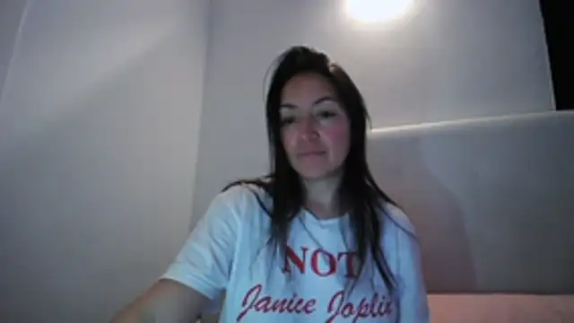 Snapshot of Yulian_Milf chatting on 03/05/26, 01:29 Yulian Milf online show from 03/05/26, 01:29