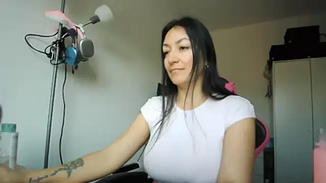 Snapshot of Yulian_Milf chatting on 03/13/26, 10:55 Yulian Milf online show from 03/13/26, 10:55