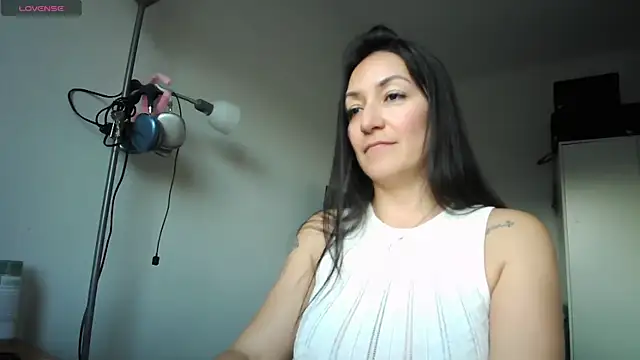 Snapshot of Yulian_Milf chatting on 03/18/26, 05:27 Yulian Milf online show from 03/18/26, 05:27