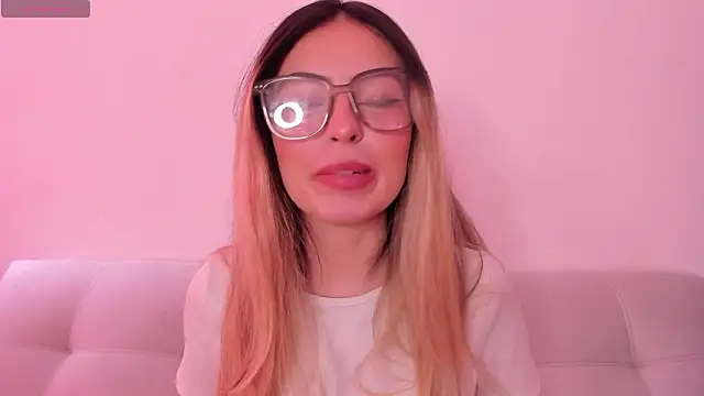 Snapshot of Fernanda_aaaa chatting on 03/19/26, 04:00 Fernanda aaaa online show from 03/19/26, 04:00