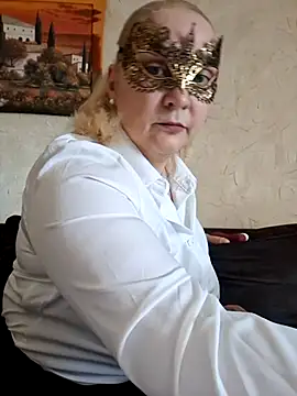 Snapshot of MaskedQueen77 chatting on 05/28/26, 12:24 MaskedQueen77 online show from 05/28/26, 12:24