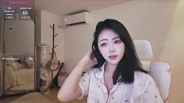 Snapshot of Jolie-22 chatting on 05/29/26, 01:53 Jolie-22 online show from 05/29/26, 01:53