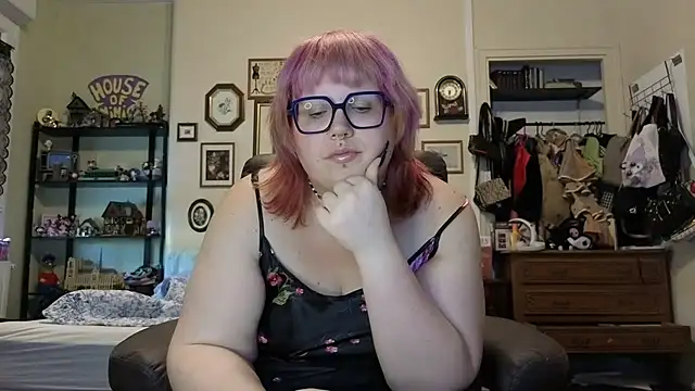 Snapshot of ProfaneHekate chatting on 06/17/26, 06:31 ProfaneHekate online show from 06/17/26, 06:31