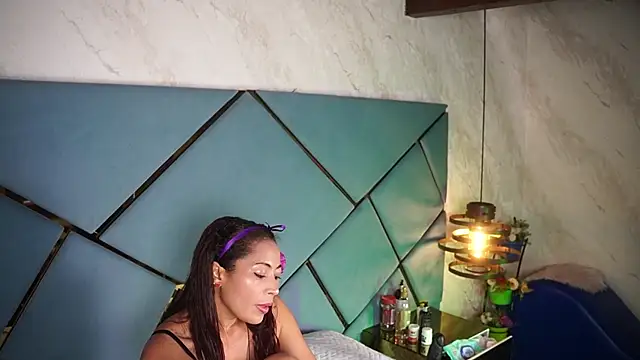 Snapshot of karol_sm chatting on 04/12/26, 03:00 karol sm online show from 04/12/26, 03:00