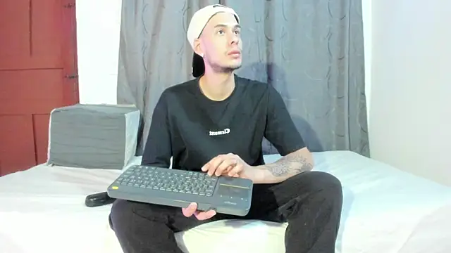 Snapshot of Vlad__night chatting on 05/28/26, 03:48 Vlad night online show from 05/28/26, 03:48