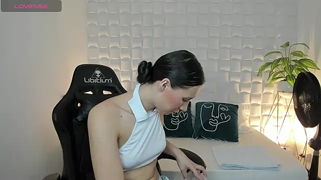 Snapshot of valeryn__rosse chatting on 04/10/26, 02:17 valeryn rosse online show from 04/10/26, 02:17
