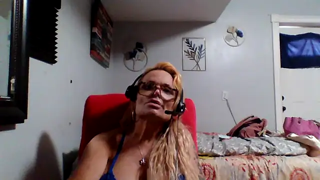 Snapshot of starandsky chatting on 06/10/26, 03:44 starandsky online show from 06/10/26, 03:44