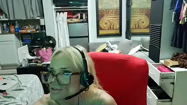 Snapshot of starandsky chatting on 06/27/26, 11:21 starandsky online show from 06/27/26, 11:21