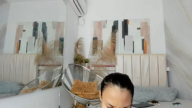 Snapshot of cristina_aznar1 chatting on 04/06/26, 07:04 cristina aznar1 online show from 04/06/26, 07:04