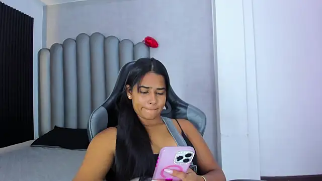 Snapshot of Shirleytaylor- chatting on 04/30/26, 11:38 Shirleytaylor- online show from 04/30/26, 11:38