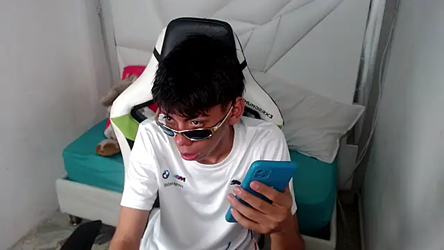 Snapshot of Liarr_ chatting on 04/21/26, 03:35 Liarr online show from 04/21/26, 03:35
