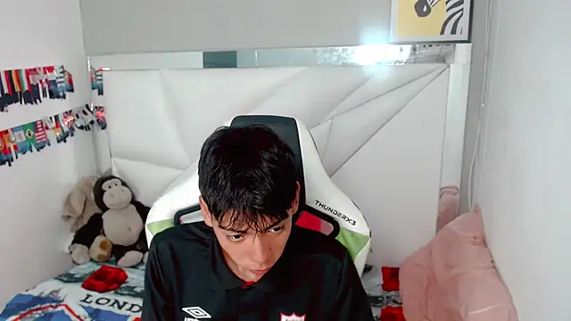 Snapshot of Liarr_ chatting on 04/28/26, 04:28 Liarr online show from 04/28/26, 04:28