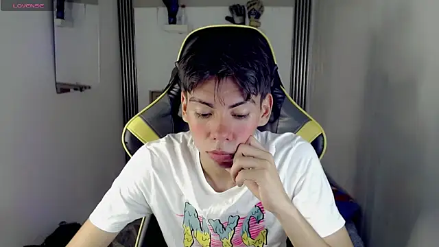 Snapshot of Liarr_ chatting on 05/07/26, 03:23 Liarr online show from 05/07/26, 03:23