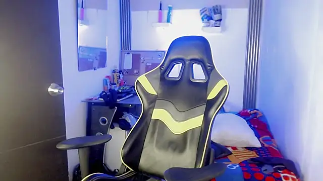 Snapshot of Liarr_ chatting on 05/15/26, 11:56 Liarr online show from 05/15/26, 11:56