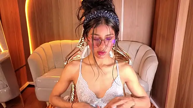 Snapshot of Alina_b_ chatting on 03/05/26, 08:16 Alina b online show from 03/05/26, 08:16