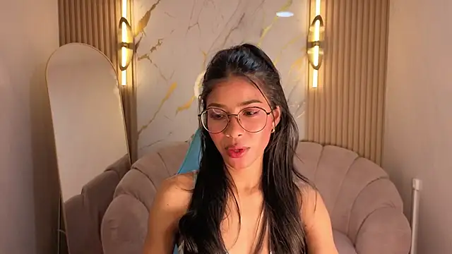 Snapshot of Alina_b_ chatting on 04/11/26, 12:53 Alina b online show from 04/11/26, 12:53