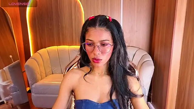 Snapshot of Alina_b_ chatting on 04/16/26, 08:09 Alina b online show from 04/16/26, 08:09