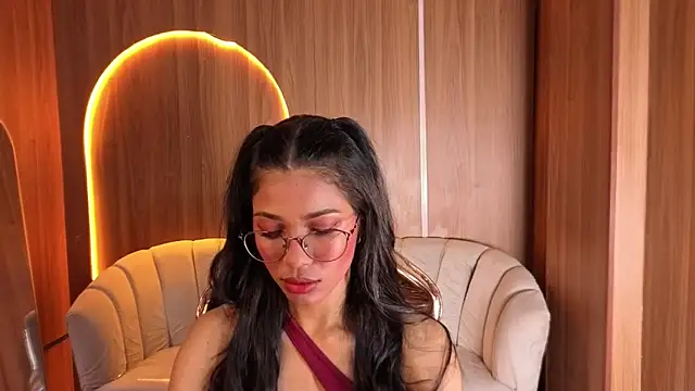 Snapshot of Alina_b_ chatting on 04/18/26, 07:51 Alina b online show from 04/18/26, 07:51